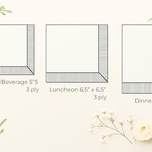 Puede incluir: Diagrama de tres tama&ntilde;os de servilletas: C&oacute;ctel/Bebida (13cm x 13cm), Almuerzo (16.5cm x 16.5cm) y Cena (10cm x 20cm). Cada servilleta es blanca con un borde a rayas. La imagen incluye etiquetas de texto y elementos florales decorativos.