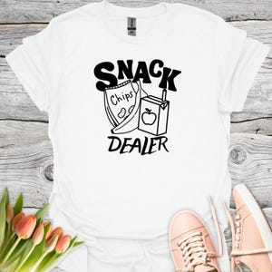 Divertente maglietta da venditore di snack per mamme e insegnanti, simpatica maglietta per mamme di snack per bambini con grafica di patatine e succo di frutta, maglietta casual alla moda per genitori