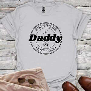Soon To Be Daddy Shirt Est 2025 New Dad Announcement Tee Gift For Expecting Fathers Baby Reveal Shirt Cute Pregnancy Reveal T Shirt For Men