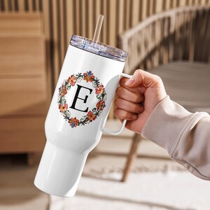Copo de 40 oz com inicial floral personalizável, copo com monograma floral personalizado, presente para ela, copo de viagem