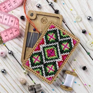 Bead Embroidery Kit for Creating a Needle Box by Wonderland Crafts FLZB(N)-093 – Red & Green Beaded Wooden Organizer for Needlecraft