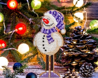 Borduurpakket kralen op hout van Wonderland Crafts FLK-207. Staande sneeuwpop decoratie DIY kerstkraalornament