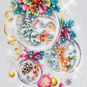 Könnte beinhalten: Kreuzstich-Design mit Weihnachtsbaumkugeln mit Winterszenen. Eine Kugel zeigt ein schneebedecktes Haus, eine andere ein Reh und die dritte einen Tannenzapfen. Das Design umfasst goldene Bänder, rosa Schleifen und goldene Ornamente auf hellgrauem Hintergrund.