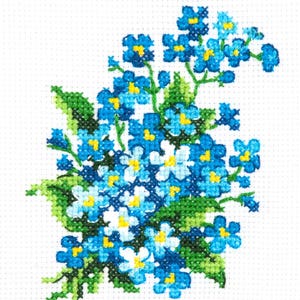 Puede incluir: Patrón de punto de cruz de un ramo de flores azules de nomeolvides con centros amarillos y hojas verdes. Las flores están agrupadas, creando un diseño floral detallado sobre un fondo blanco.