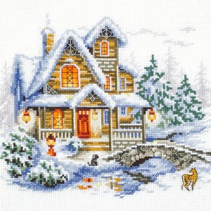 Puede incluir: Diseño de punto de cruz de una casa nevada con un puente y un ciervo. La casa tiene un exterior de madera, ventanas iluminadas y una puerta roja. La nieve cubre el tejado y los árboles, creando una escena invernal.
