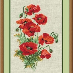 Peut inclure: Broderie au point de croix d'un bouquet de coquelicots rouges avec des feuilles et des boutons verts. L'arrangement floral est encadré dans un cadre vert clair et un cadre en bois marron. Le fond est un tissu beige clair.