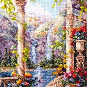 Könnte beinhalten: Eine Kreuzstichlandschaft mit Wasserfällen, einem See und klassischen Säulen. Bunte Blumen in Töpfen schmücken den Vordergrund, mit leuchtenden Rot-, Gelb- und Blautönen. Das Kunstwerk vermittelt ein Gefühl von Ruhe und natürlicher Schönheit.