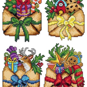 Kit de punto de cruz contado en lienzo plástico: Letras navideñas de Crafting Spark (180 unidades). Patrón de bordado: Sobres navideños con regalos.