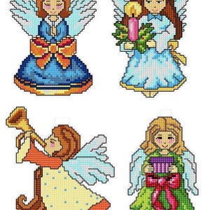 Puede incluir: Cuatro adornos de ángeles de punto de cruz. Cada ángel tiene alas de color azul claro y viste vestidos de diferentes colores. Un ángel lleva un vestido azul con un gran lazo naranja. Otro sostiene una vela y una corona. Un tercer ángel toca la trompeta y el último sostiene un regalo morado.