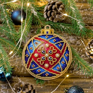 Cross-stitch Kit on Wood by Wonderland Crafts FLW-010 – Festive Ornament Embroidery Pattern for Christmas Decor, Handmade Wooden Bauble