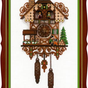 Puede incluir: Un punto de cruz enmarcado de un reloj de cuco tradicional. El reloj presenta un marco de madera marrón, una esfera detallada y elementos decorativos como una chimenea, figuras y pesas de piñas. El reloj mide aproximadamente 30 cm de alto.