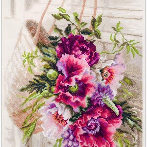 Könnte beinhalten: Kreuzstich-Stickerei eines Blumenarrangements in einem Weidenkorb. Der Strauß zeigt große, leuchtende Blüten in Rosa-, Lila- und Rottönen mit grünem Laub. Der Korb ist hellbraun und der Hintergrund ist ein neutrales Beige.