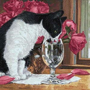 Könnte beinhalten: Eine schwarz-weiße Katze trinkt aus einem klaren Weinglas, mit roten Rosenblättern auf dem Tisch verstreut. Ein Strauß roter Rosen befindet sich im Hintergrund in der Nähe eines Fensters. Das Bild hat ein Kreuzstich-Aussehen.