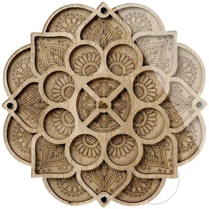 Op de afbeelding: Een houten dienblad in mandala-vorm met ingewikkelde lasergesneden bloempatronen. De lade is gemaakt van lichtgekleurd hout en heeft een gelaagd ontwerp met cirkelvormige en bloembladachtige vormen. Kleine zwarte accenten zijn zichtbaar rond de randen.
