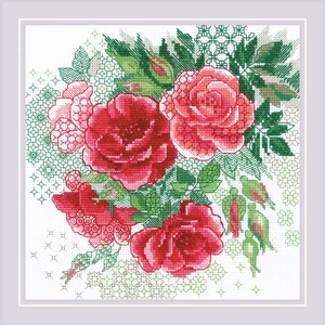 Op de afbeelding: Kruissteekontwerp met een boeket rode rozen met groene bladeren en knoppen. De rozen hebben gedetailleerde schaduwen en de achtergrond bevat groene geometrische patronen en witte ruimte, alles binnen een witte lijst.