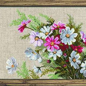 Può includere: Un design floreale a punto croce incorniciato con un bouquet di fiori di cosmo colorati. I fiori sono in tonalità di rosa, bianco e viola, con fogliame verde. L'opera d'arte è ambientata su uno sfondo beige e incorniciata in una cornice di legno.