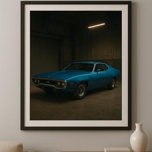 Può includere: Stampa incorniciata di un'auto blu classica, probabilmente un modello d'epoca, parcheggiata in un garage poco illuminato. Il design elegante e i dettagli cromati dell'auto sono evidenziati. L'opera d'arte è presentata in una cornice nera.