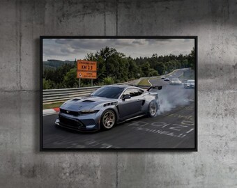 Plakat Ford Mustang GTD Nürburgring – Ścienna grafika toru wyścigowego (do pobrania cyfrowego)