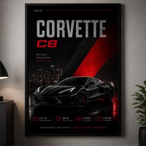 以下が含まれることがあります： 夜の都市のスカイラインを背景にした黒い2020年型コルベットC8スポーツカーの額入りウォールポスター。赤い斜めのアクセント、CORVETTE C8の文字、6.2L LT2、495馬力、8速などの技術仕様がデザインに含まれています。