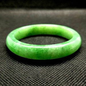 Imperial Grüner Jade Armreif | oval | Erhaltungszustand: 56mm | Echtheitszertifikat