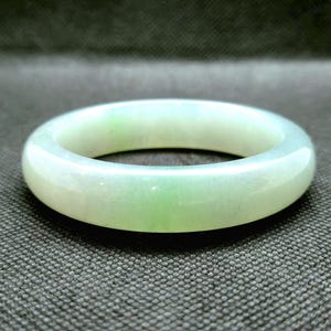 Hellgrüner und weißer Jade Armreif | Erhaltungszustand: 55mm | Echtheitszertifikat