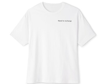 T-shirt carré surdimensionné unisexe - T-shirt social « Need to Recharge » à motif batterie