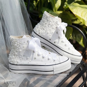 Brudskor med höga pärlplatå Converse, specialdesignade bröllopsskor för brud, brudsneakers