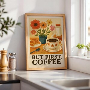 Plakat Vintage Coffee do wydrukowania – But First Coffee Wall Art – Retro Kitchen Decor – Digital Download Art Print – Plakat w stylu Mid Century