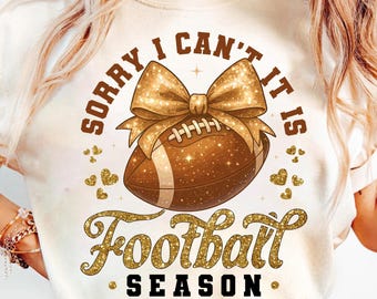 Tut mir leid, ich kann nicht, es ist Fußballsaison PNG, trendiger Retro Checker-Helm PNG, lustiges Fußball-Mama-Shirt PNG, Fußball-Saison Sublimationsdesign