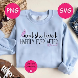Könnte beinhalten: Hellblauer Pullover mit dem Text "...and she lived happily ever after #Divorced" in Schwarz mit einem rosa Schmetterlings-Motiv.