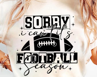 Tut mir leid, ich kann nicht, es ist Fußballsaison PNG, trendiger Retro Checker-Helm PNG, lustiges Fußball-Mama-Shirt PNG, Fußball-Saison Sublimationsdesign