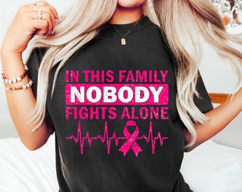 Concientización sobre el cáncer de mama (PNG/SVG), Diseños de sublimación "En esta familia nadie lucha solo", Clipart de apoyo con lazo rosa (Descarga digital)