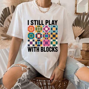 Felpa trapuntata divertente PNG e SVG / Design del ritiro trapuntato / Maglietta "Gioco ancora con i blocchi" / Blocco trapuntato / Regalo per quilter / Download digitale