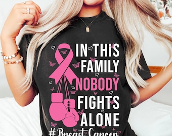 Concientización sobre el cáncer de mama (PNG/SVG), Diseños de sublimación "En esta familia nadie lucha solo", Clipart de apoyo con lazo rosa (Descarga digital)