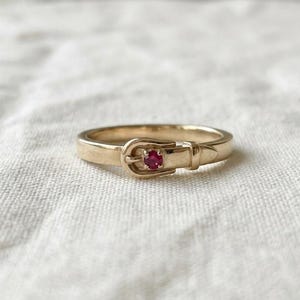Anello con fibbia per cintura in oro 14 carati e rubino / Anello delicato con pietra portafortuna di luglio / Anello minimalista impilabile con pietre preziose / Piccolo gioiello in oro / Regalo per lei