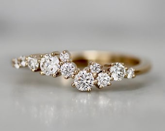 Anillo de diamantes en racimo de oro amarillo de 14 k / Banda apilable asimétrica / Anillo de compromiso apilable minimalista y delicado, regalo de joyería fina para ella