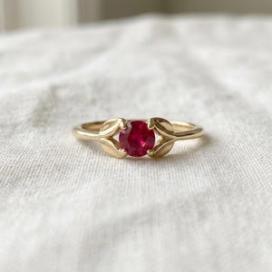 Pierścionek z rubinowego liścia ze złota 14K | Okrągła obrączka z rubinowym wzorem botanicznym | Delikatny pierścionek obietnicy inspirowany naturą | Piękna biżuteria | Prezent dla niej