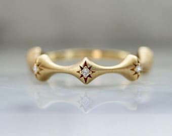 Anillo de compromiso de oro de 14 quilates con diamantes Eclipse, hecho a mano, estilo celestial, minimalista y delicado, ideal como regalo de joyería fina.