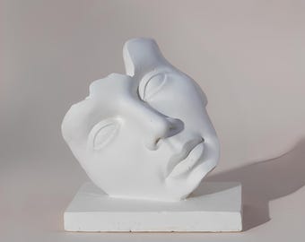 Escultura facial abstracta hecha a mano: decoración artística moderna con polvo de piedra