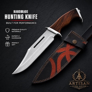 Puede incluir: Cuchillo de caza hecho a mano con mango de madera y hoja de acero inoxidable. Incluye una funda de cuero negro con detalles rojos. El texto "HANDMADE HUNTING KNIFE" está presente.