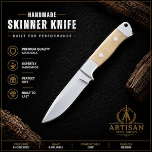 Puede incluir: Un cuchillo skinner hecho a mano con un mango de color claro y una hoja plateada. El texto "HANDMADE SKINNER KNIFE" está en la parte superior, con texto adicional que indica materiales de primera calidad, artesanía experta y un diseño atemporal.