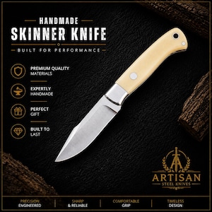 Puede incluir: Cuchillo Skinner hecho a mano con mango color crema y hoja plateada. El cuchillo está etiquetado como "Built for Performance" y presenta el texto "Artisan Steel Knives". El diseño incluye las palabras "Precision Engineered", "Sharp & Reliable", "Comfortable Grip" y "Timeless Design".