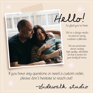Puede incluir: Retrato familiar con el texto "Hello!" y "Sidewalk studio." La imagen presenta a una pareja sosteniendo a un beb&eacute;. El fondo es de color beige claro con dise&ntilde;os en forma de estrella.