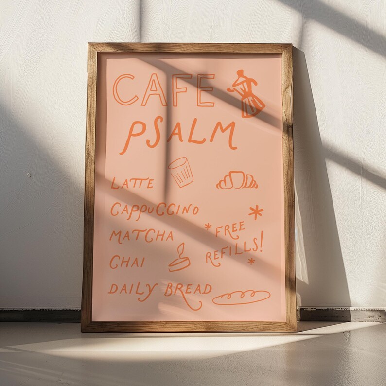 Puede incluir: Un letrero enmarcado con un fondo melocot&oacute;n y letras naranjas. El letrero dice "CAFE PSALM" y enumera bebidas de caf&eacute; y alimentos. Incluye ilustraciones de una cafetera, una taza, un cruas&aacute;n y una vela. El letrero tambi&eacute;n dice "&iexcl;RELLENOS GRATIS!"