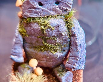 Escultura de gólem musgoso hecha a mano, criatura del bosque en miniatura, arte campestre estilo bosque.