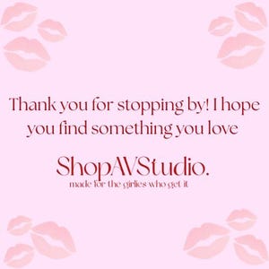Puede incluir: Un fondo rosa con cuatro conjuntos de labios rosas en las esquinas. El texto dice: "&iexcl;Gracias por visitarnos! Espero que encuentres algo que te guste" y "ShopAVStudio. made for the girlies who get it."