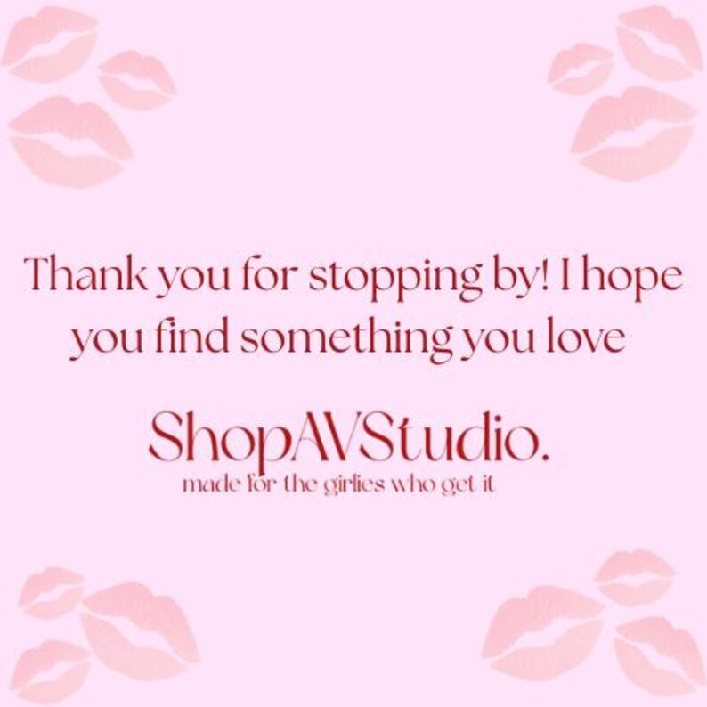 Puede incluir: Un fondo rosa con cuatro conjuntos de labios rosas en las esquinas. El texto dice: "&iexcl;Gracias por visitarnos! Espero que encuentres algo que te guste" y "ShopAVStudio. made for the girlies who get it."