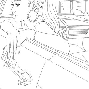 Puede incluir: Ilustraci&oacute;n en blanco y negro de una persona en un coche, apoyada en la puerta. La persona tiene el pelo largo en una cola de caballo, pendientes de aro grandes y u&ntilde;as largas. Una casa con el n&uacute;mero 251 es visible en el fondo.