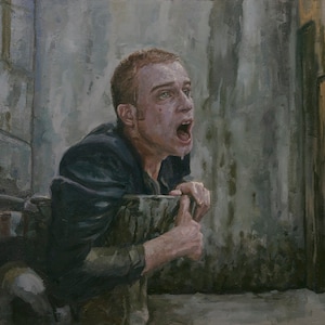 Puede incluir: Una pintura de un hombre con una expresión angustiada, vistiendo una chaqueta oscura, de pie en una habitación tenue con una puerta en el fondo.
