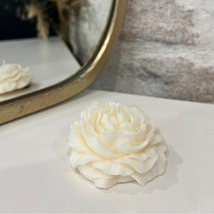 Handgemachte Duftkerze Monoï und Baumwollblume – Pflanzenwachskerze – Innendekoration – Hochzeitsgeschenk – Studio98